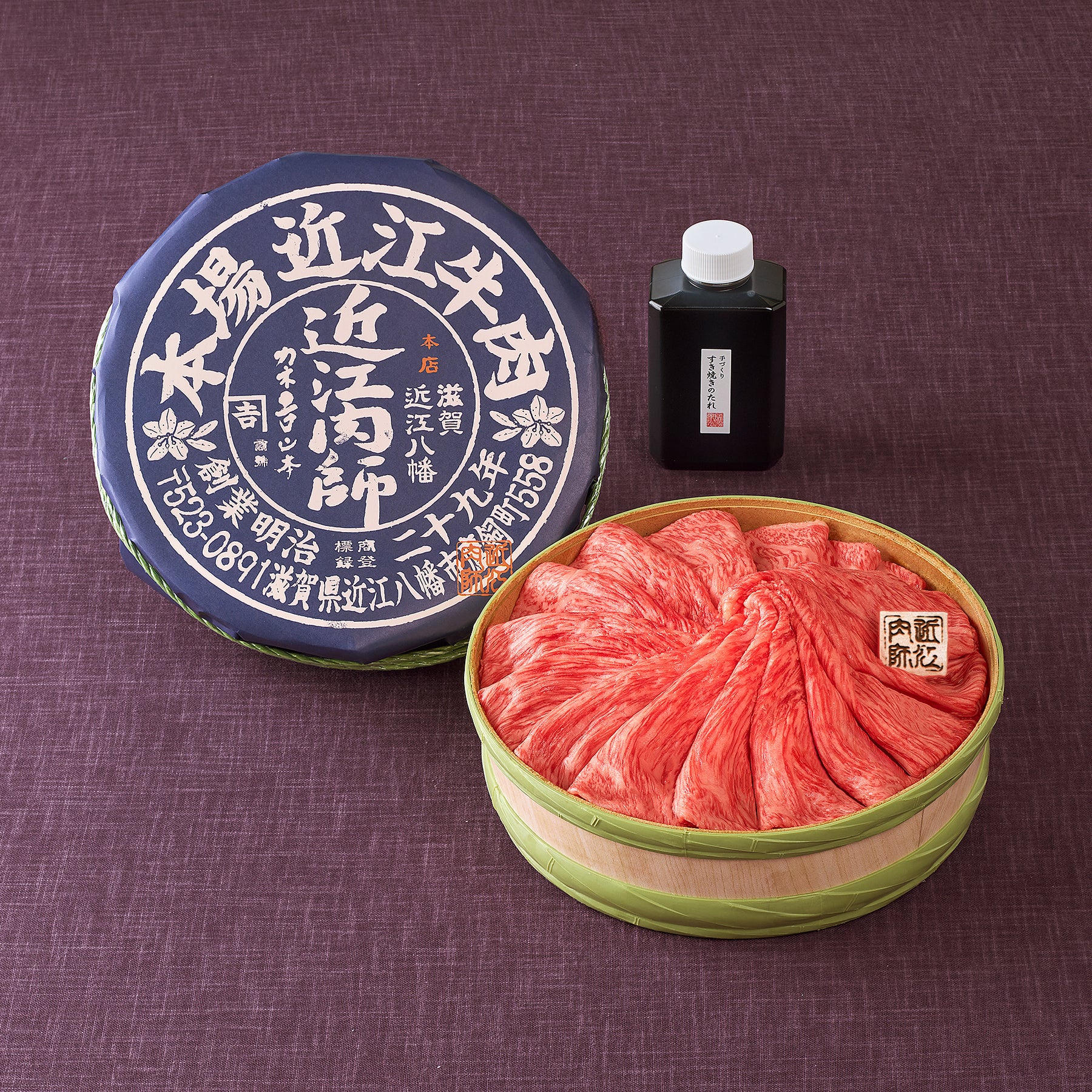 花のように盛り付けた近江牛400g、丸箱とすき焼きのたれの公式写真