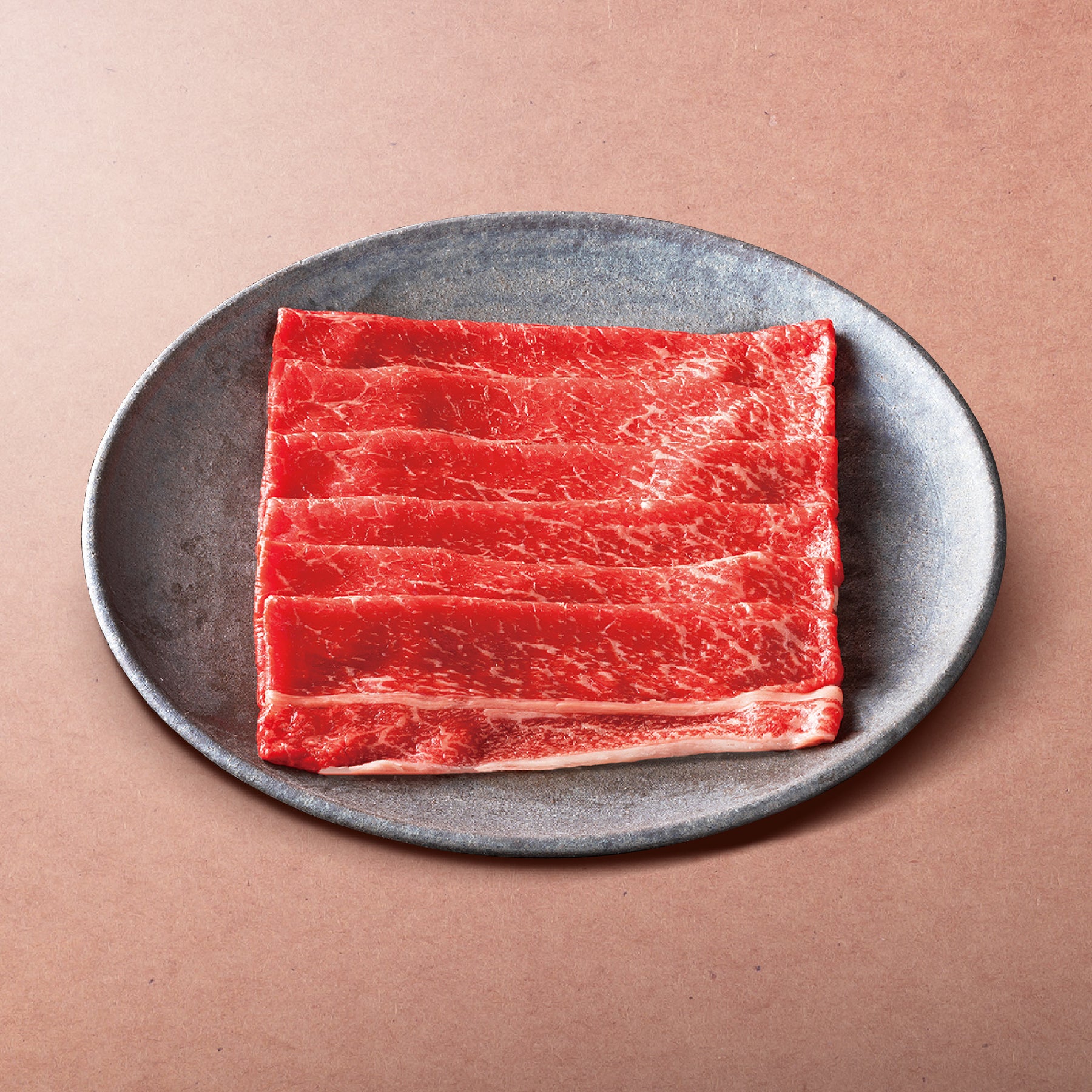 カネ吉山本の近江牛上すき焼き肉を皿に並べた公式写真